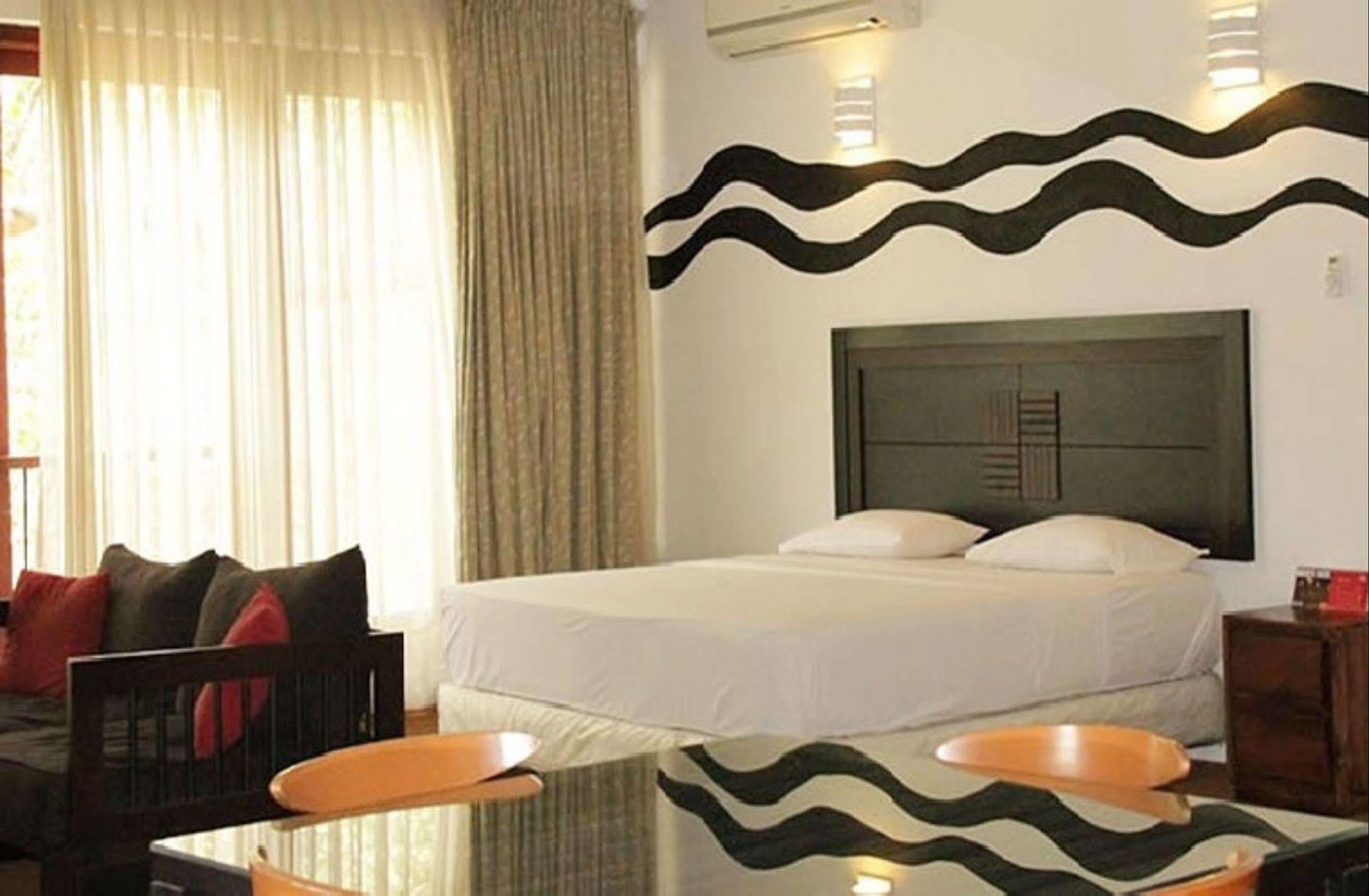 เบิร์ด พาร์ค Hotel Wadakada ภายนอก รูปภาพ