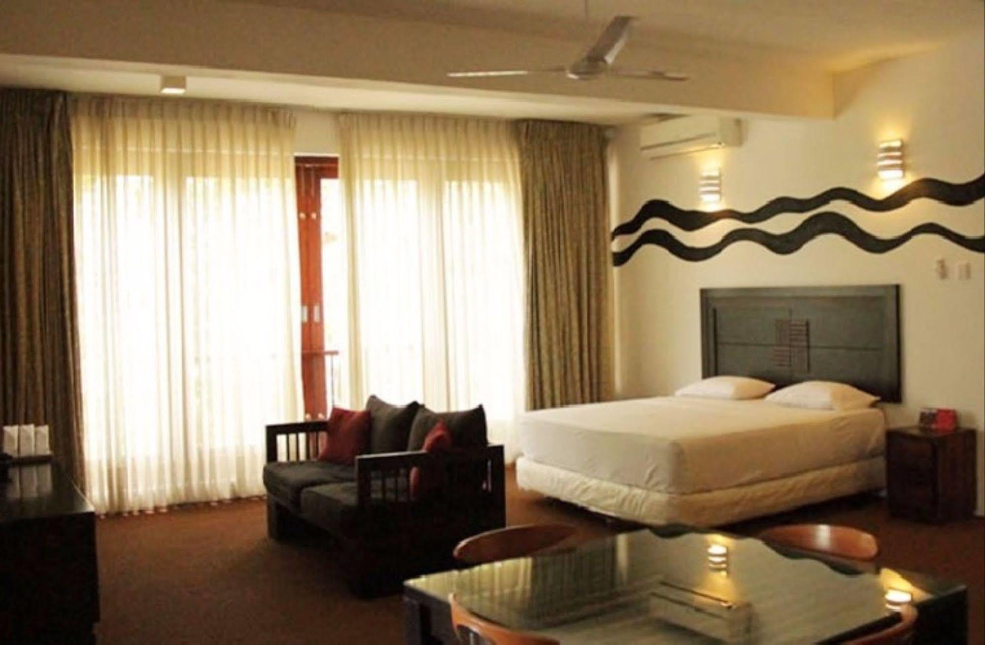 เบิร์ด พาร์ค Hotel Wadakada ภายนอก รูปภาพ