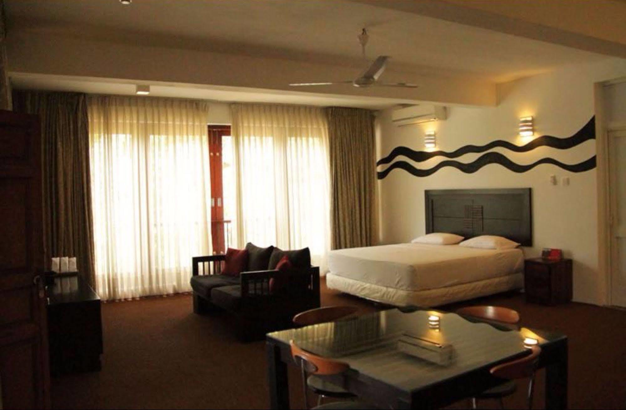 เบิร์ด พาร์ค Hotel Wadakada ภายนอก รูปภาพ