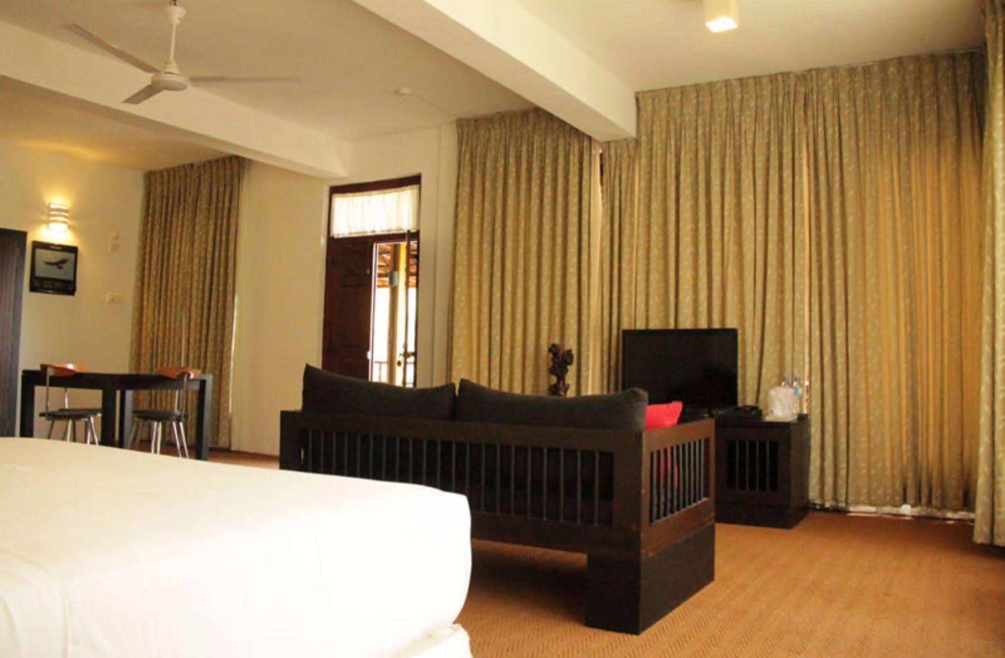 เบิร์ด พาร์ค Hotel Wadakada ภายนอก รูปภาพ